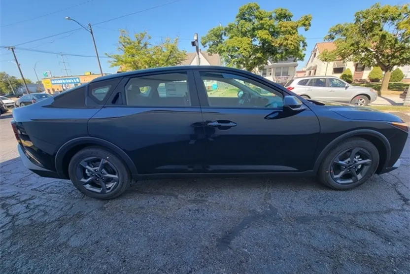 2025 Kia K4 LXS photo 1