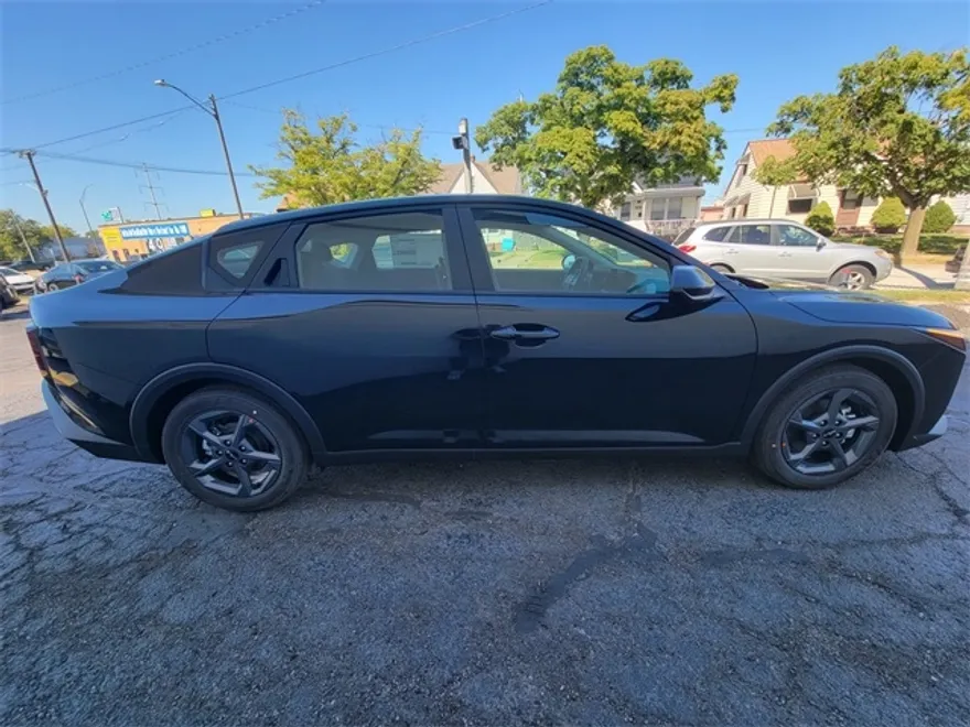 2025 Kia K4 LXS photo 1