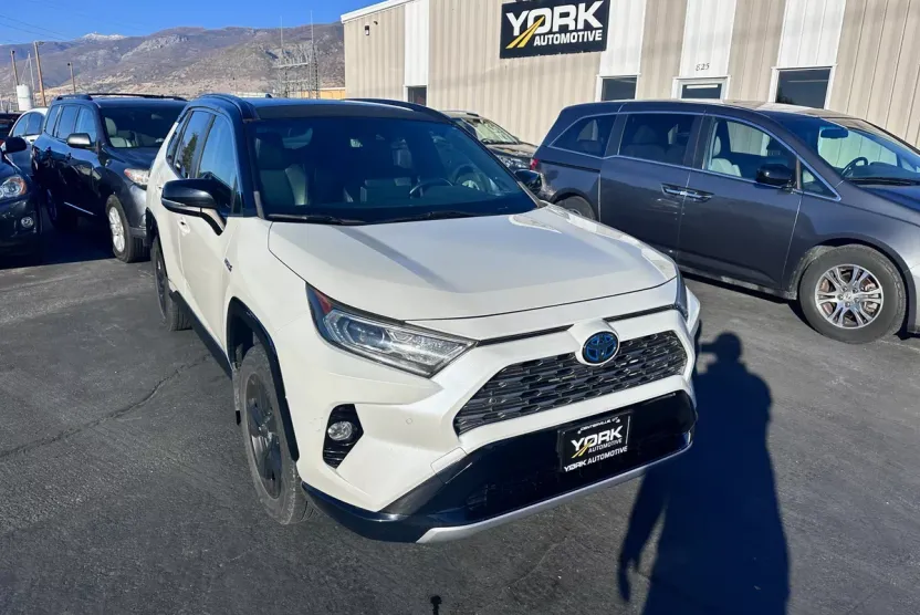 2019 Toyota RAV4 Hybrid XSE photo 1