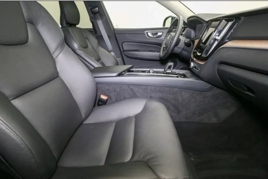 2024 Volvo XC60 B5 Plus photo 1
