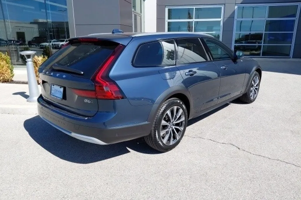 2025 Volvo V90 Cross Country B6 Plus photo 1