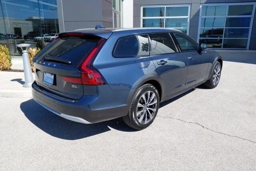 2025 Volvo V90 Cross Country B6 Plus photo 1
