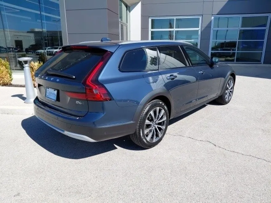 2025 Volvo V90 Cross Country B6 Plus photo 1