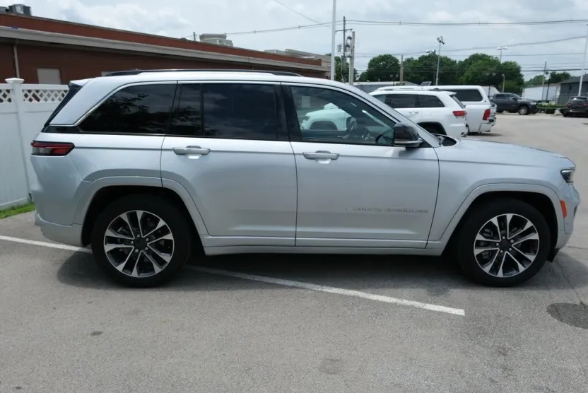 2023 Jeep Cherokee Overland 4xe photo 1