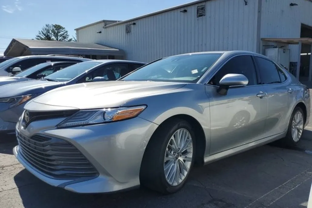 2020 Toyota Camry XLE photo 1