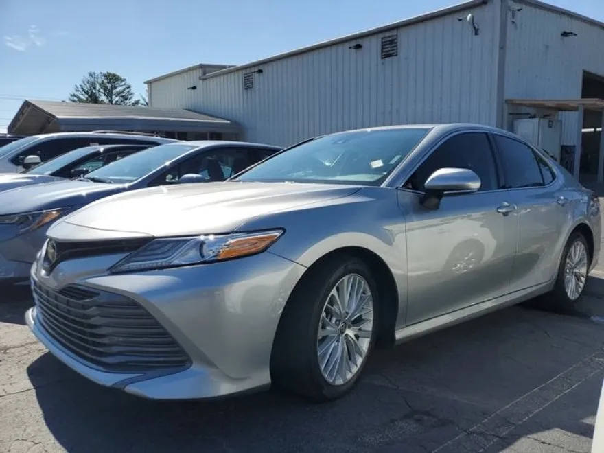 2020 Toyota Camry XLE photo 1