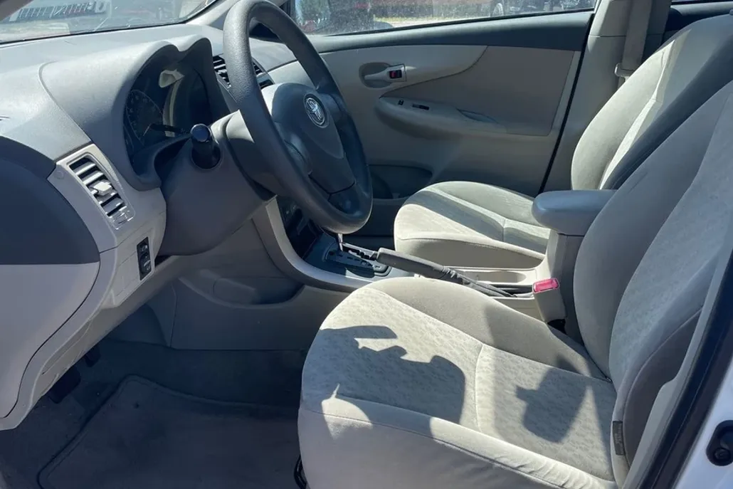 2009 Toyota Corolla LE photo 1