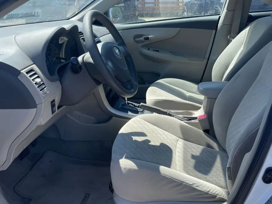 2009 Toyota Corolla LE photo 1