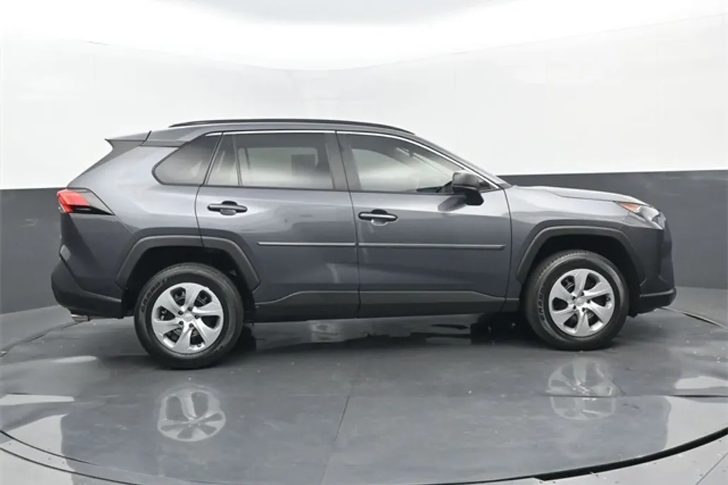 2021 Toyota RAV4 LE photo 1