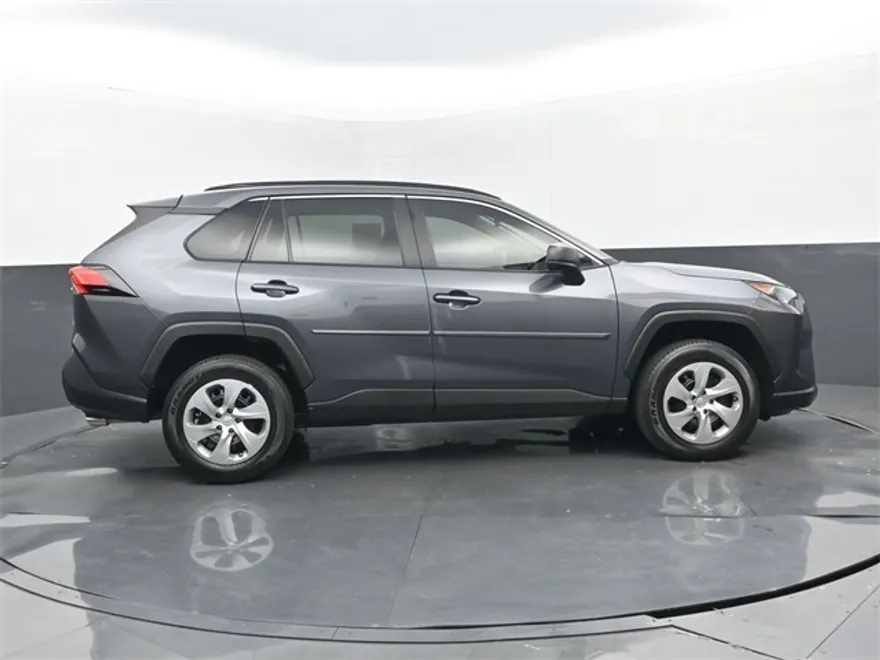 2021 Toyota RAV4 LE photo 1