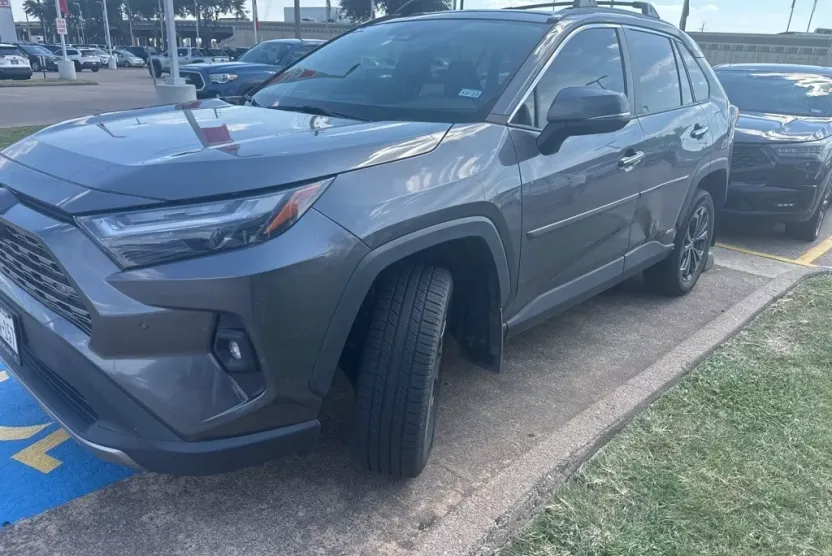 2022 Toyota RAV4 Hybrid Limited photo 1