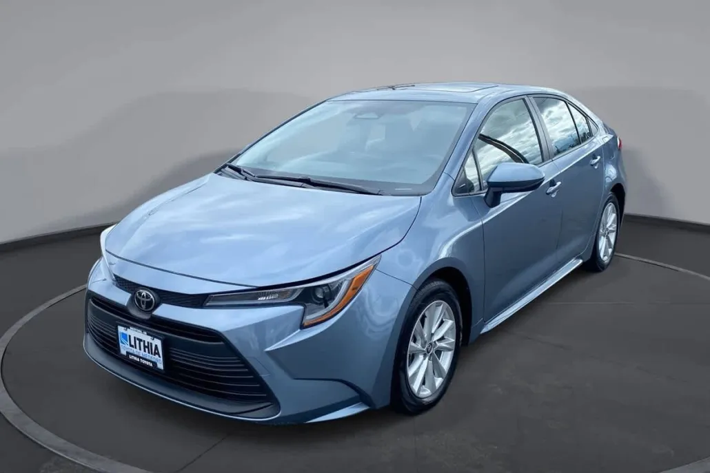 2023 Toyota Corolla LE photo 1