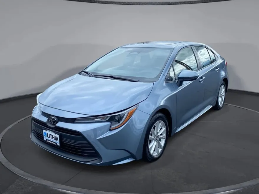 2023 Toyota Corolla LE photo 1