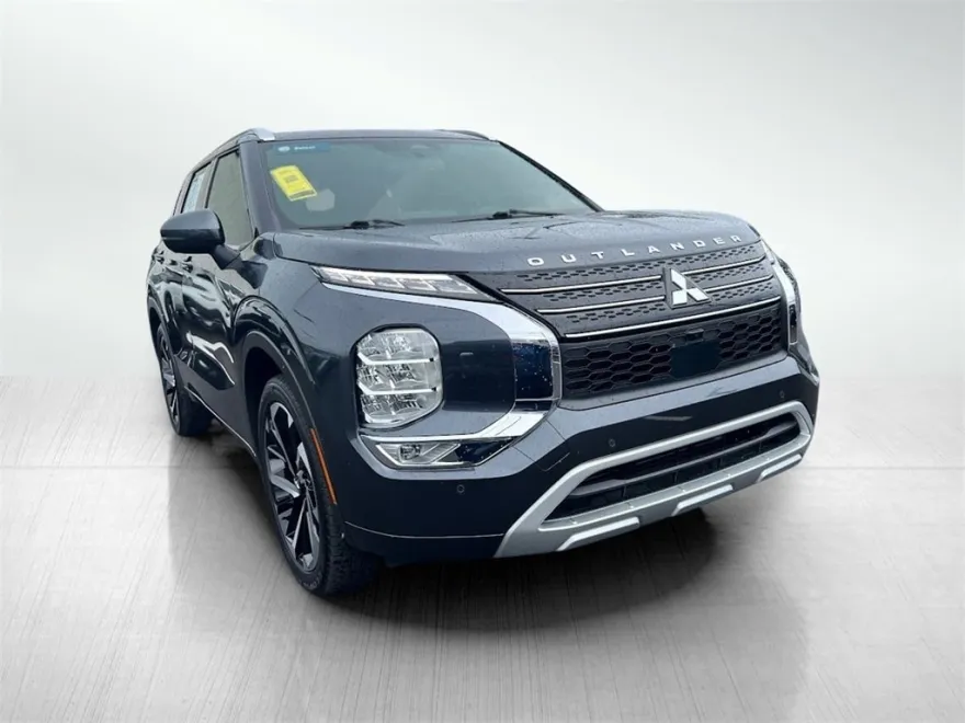 2024 Mitsubishi Outlander SEL photo 1