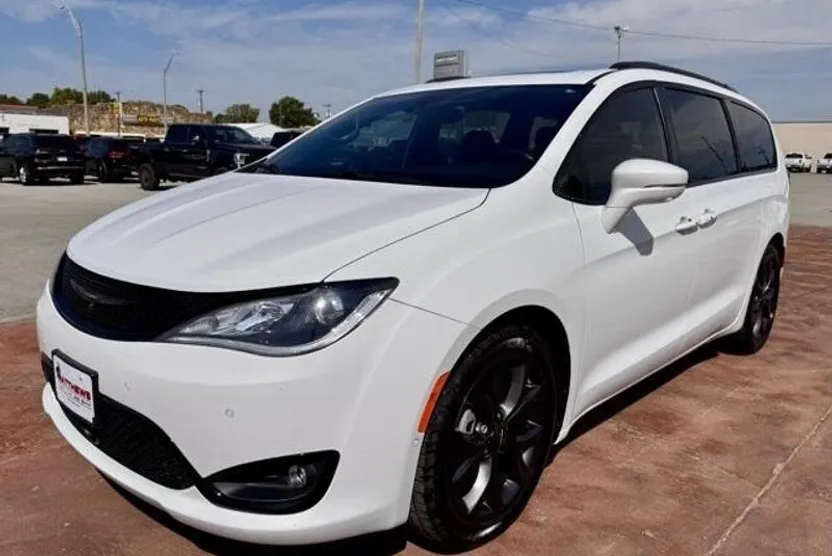 2019 Chrysler Pacifica Limited photo 1