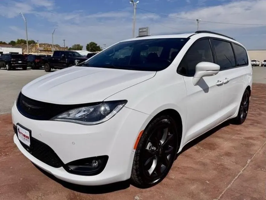 2019 Chrysler Pacifica Limited photo 1
