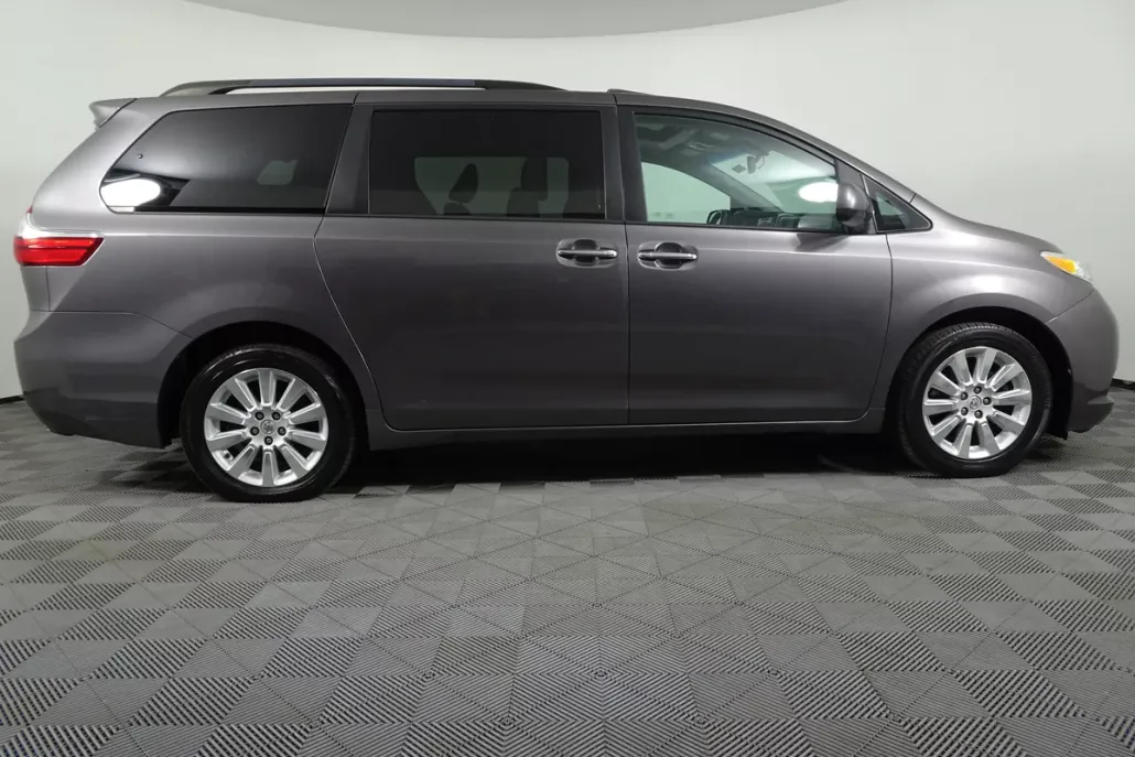 2015 Toyota Sienna XLE photo 1