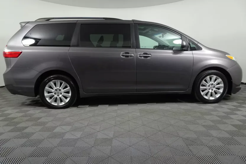 2015 Toyota Sienna XLE photo 1