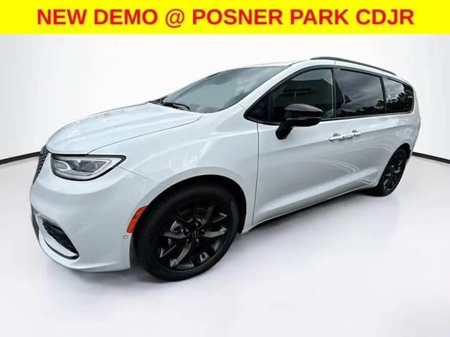 2025 Chrysler Pacifica Limited photo 1