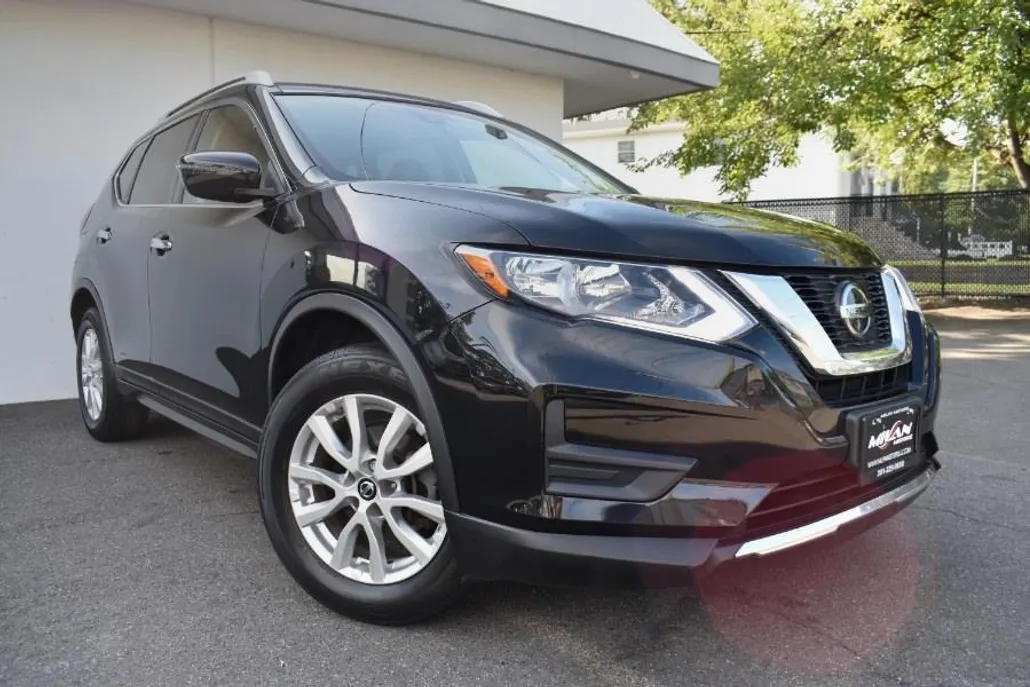 2019 Nissan Rogue SV photo 1