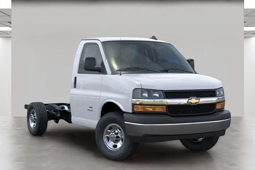 2025 Chevrolet Express Cutaway 3500 photo 1