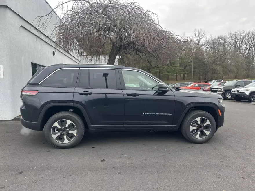 2024 Jeep Cherokee 4xe Sport photo 1