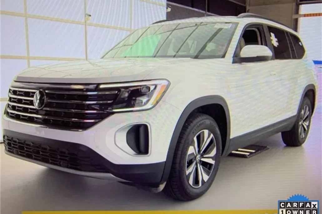 2024 Volkswagen Atlas SE photo 1