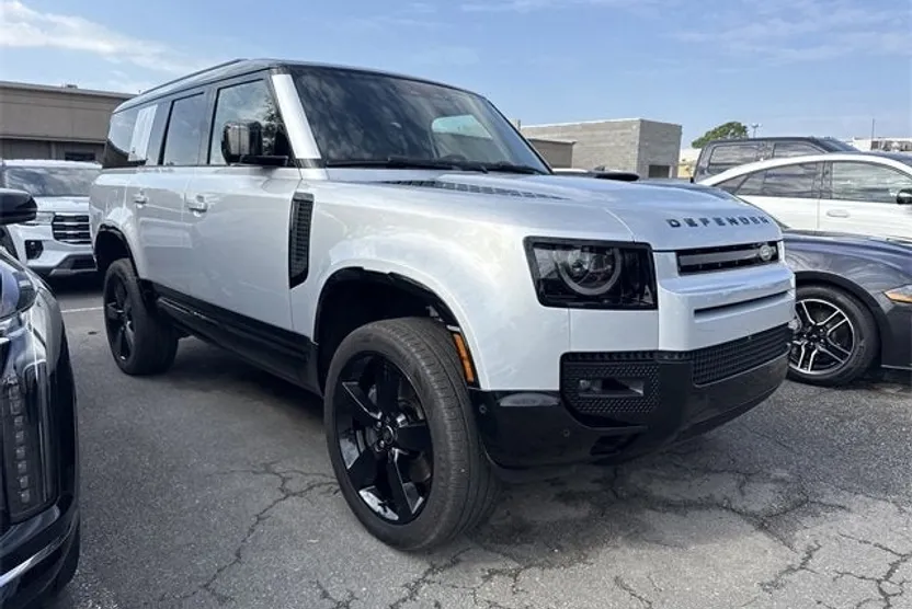 2024 Land Rover Defender X-Dynamic SE photo 1