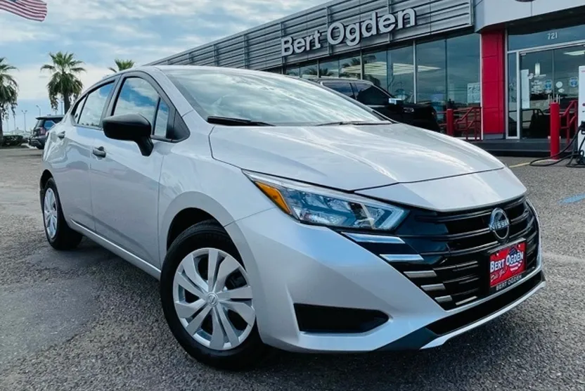 2025 Nissan Versa 1.6 S photo 1
