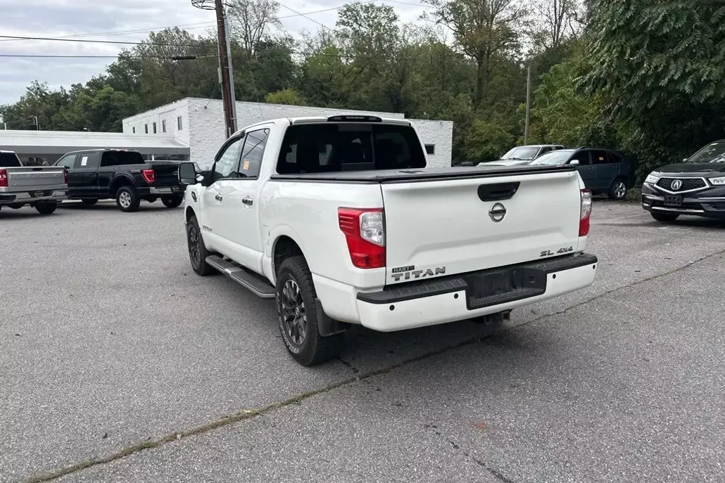 2017 Nissan Titan SL photo 1