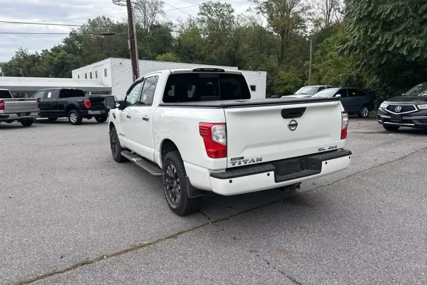 2017 Nissan Titan SL photo 1