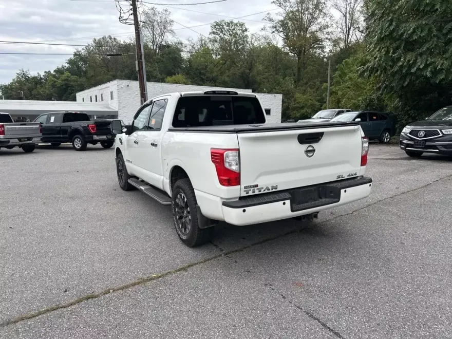 2017 Nissan Titan SL photo 1