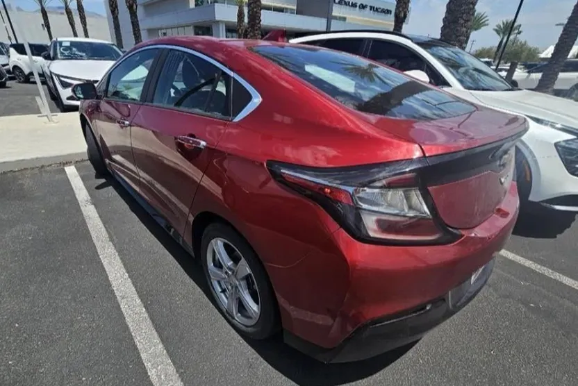2018 Chevrolet Volt LT photo 1