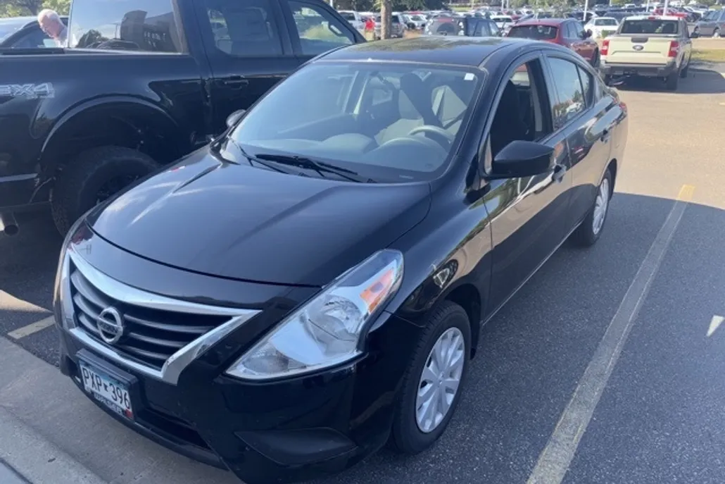 2017 Nissan Versa 1.6 S photo 1