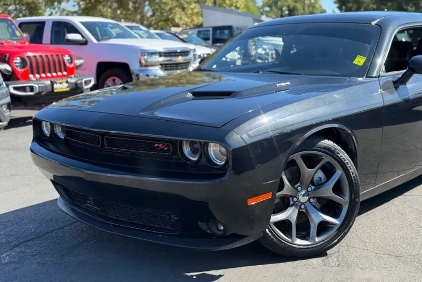 2015 Dodge Challenger SXT Plus photo 1