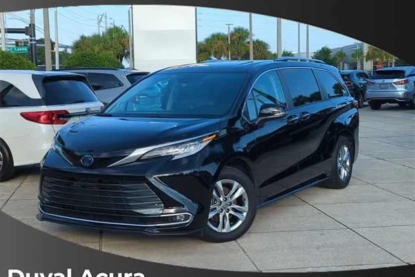 2023 Toyota Sienna Limited photo 1