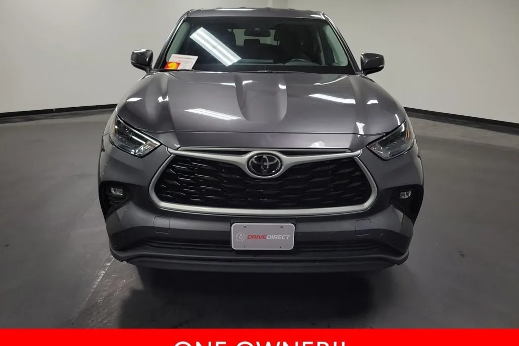 2024 Toyota Highlander LE photo 1