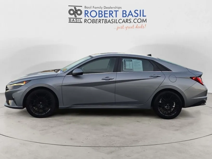 2022 Hyundai Elantra SEL photo 1