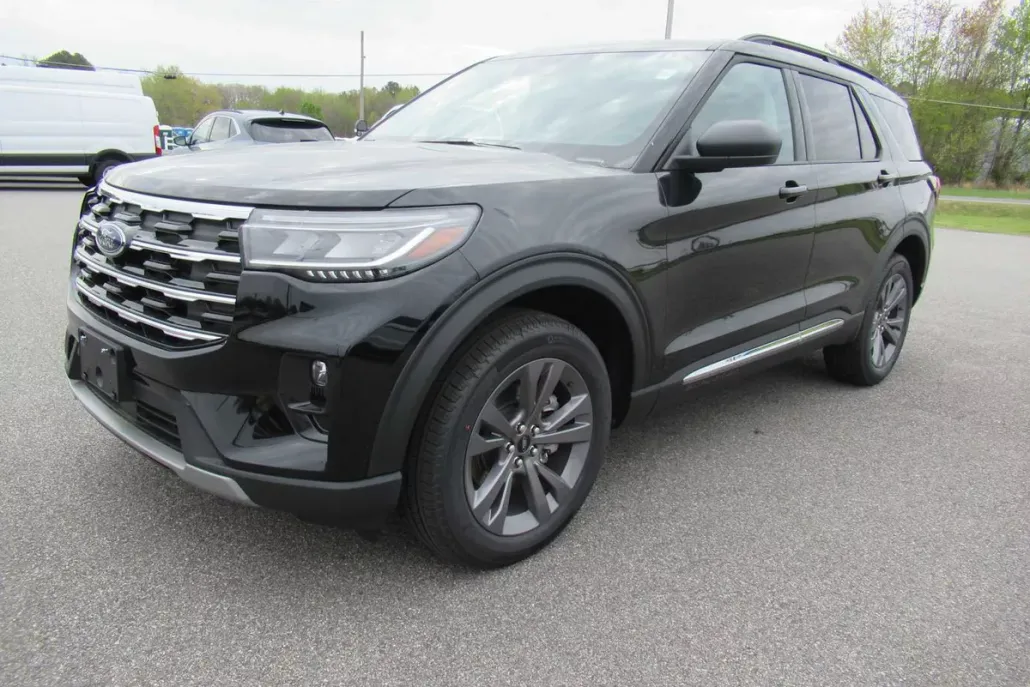 2025 Ford Explorer photo 1
