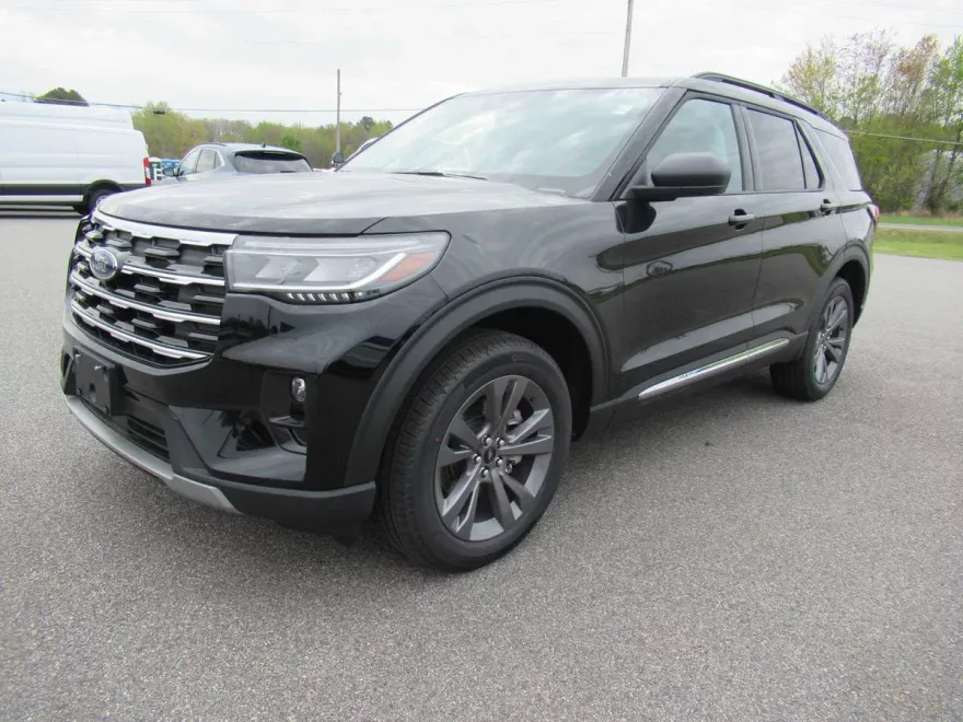 2025 Ford Explorer photo 1