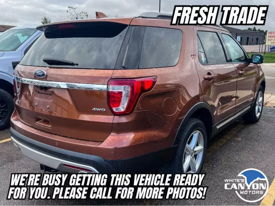 2017 Ford Explorer XLT photo 1