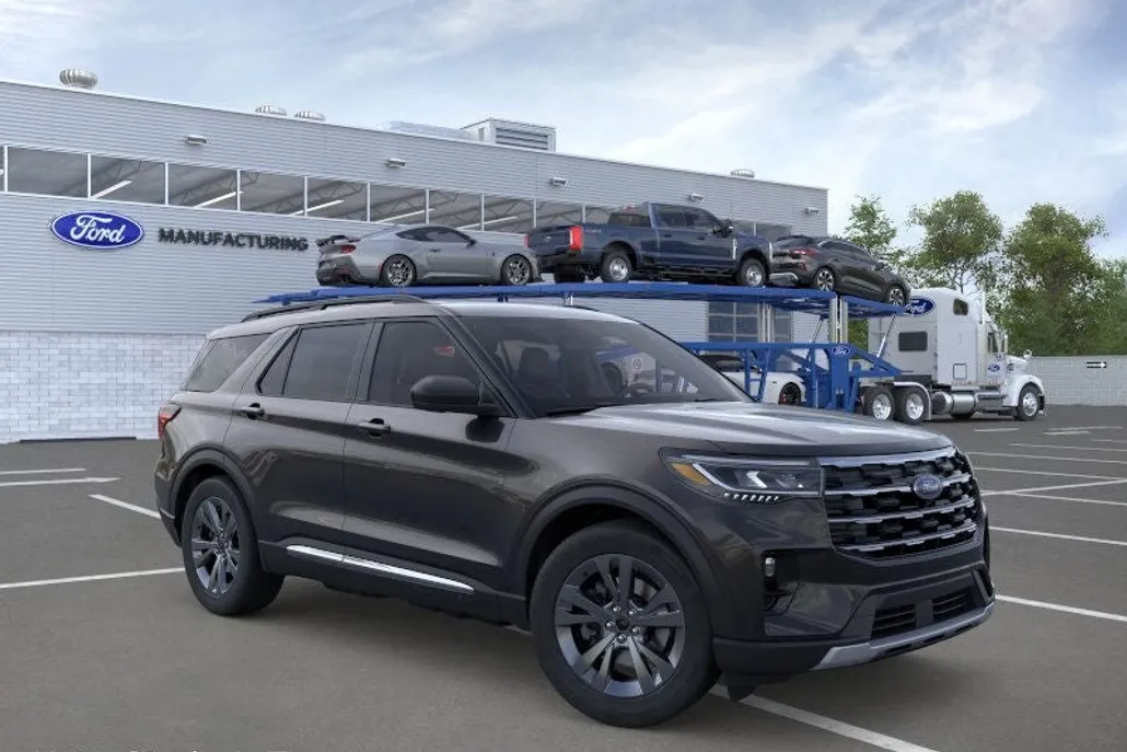 2025 Ford Explorer photo 1