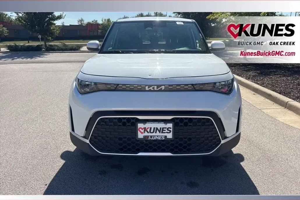 2023 Kia Soul LX photo 1