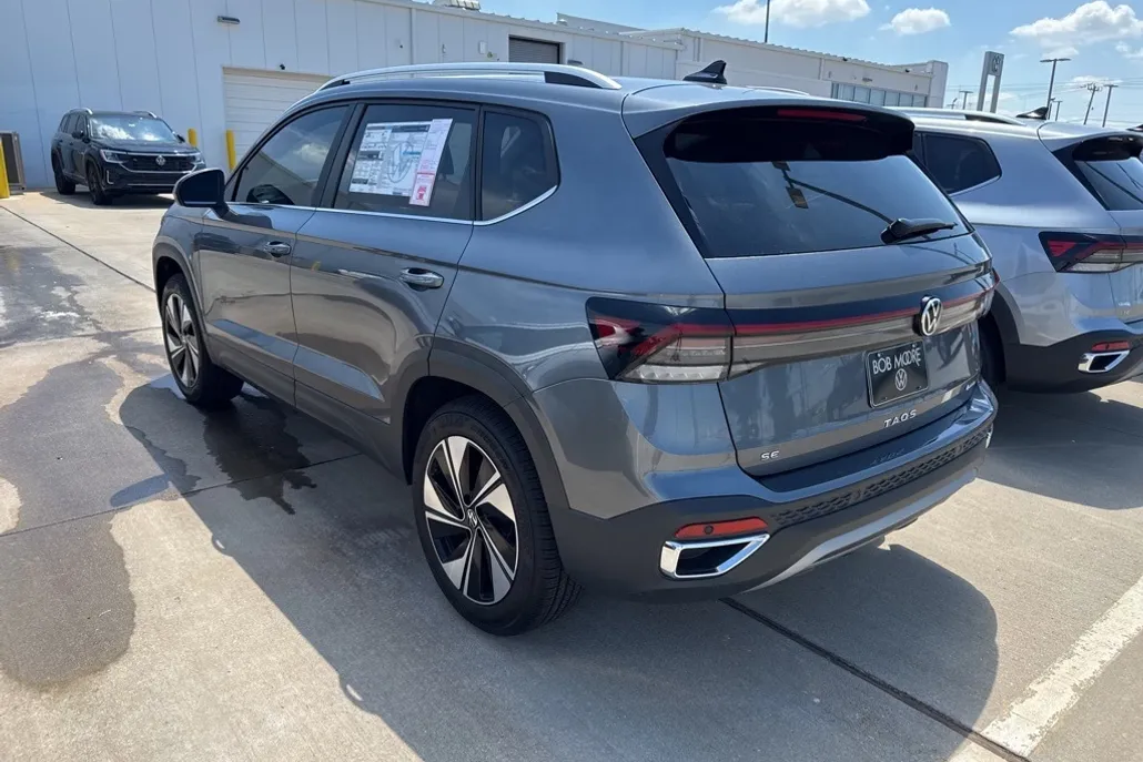 2025 Volkswagen Taos SE photo 1