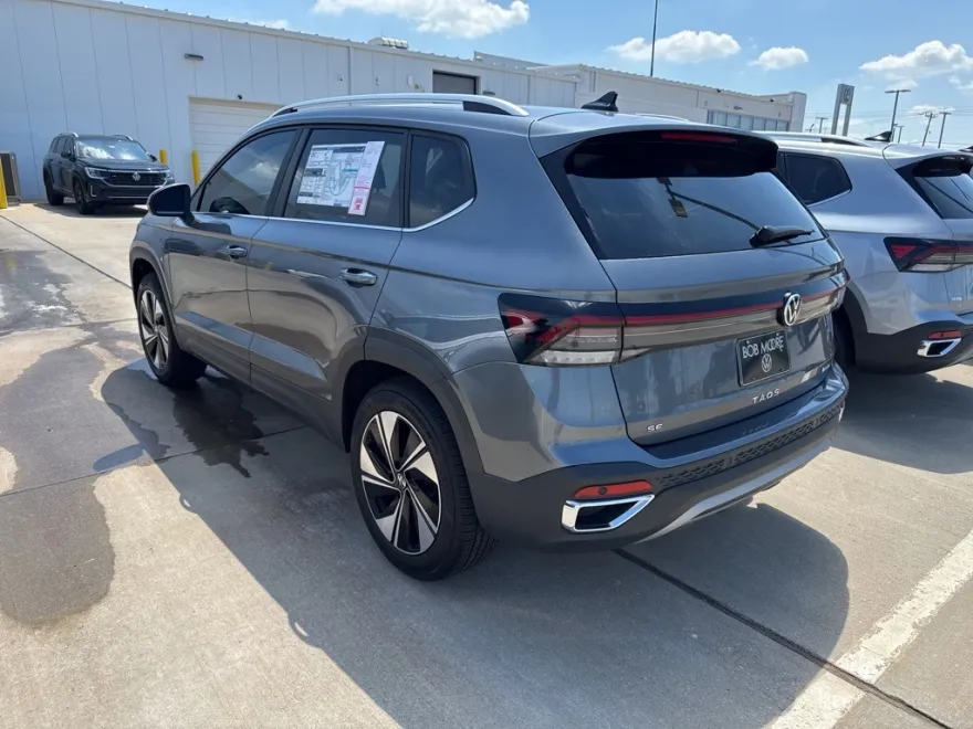 2025 Volkswagen Taos SE photo 1