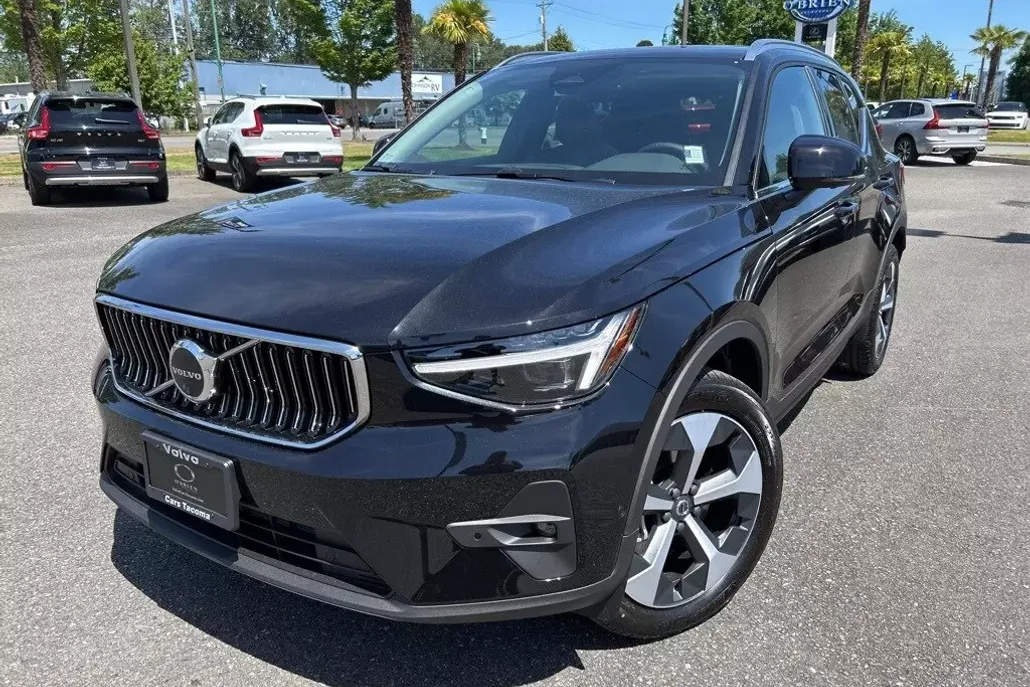 2025 Volvo XC40 Plus photo 1