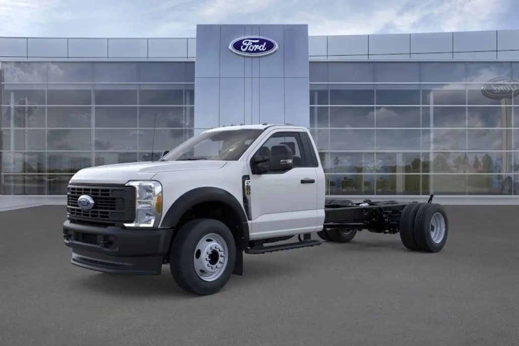 2025 Ford F-600 photo 1