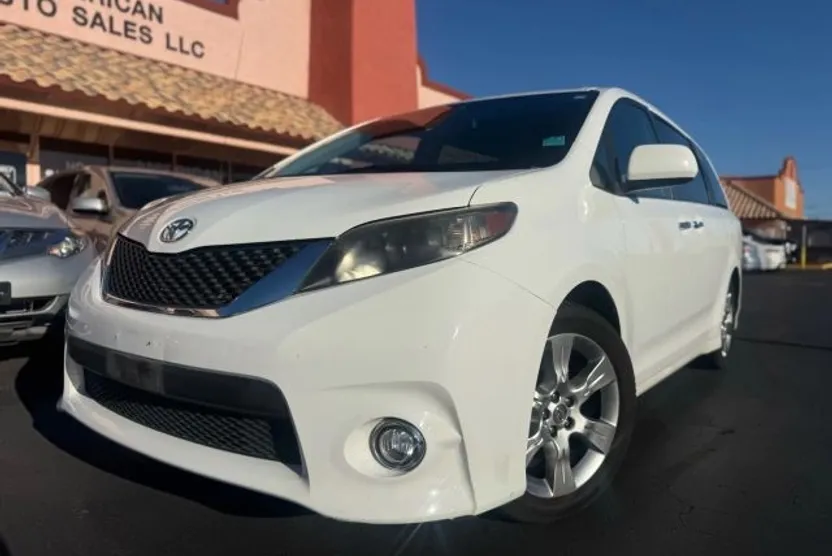 2013 Toyota Sienna SE photo 1