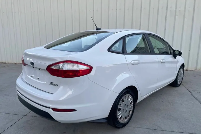2015 Ford Fiesta S photo 1