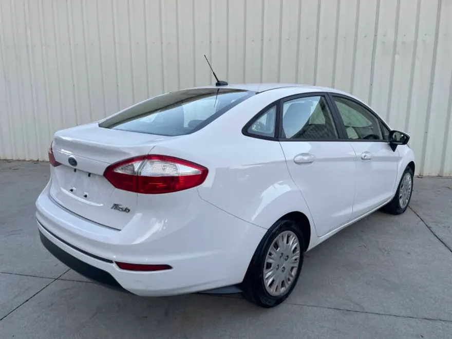 2015 Ford Fiesta S photo 1